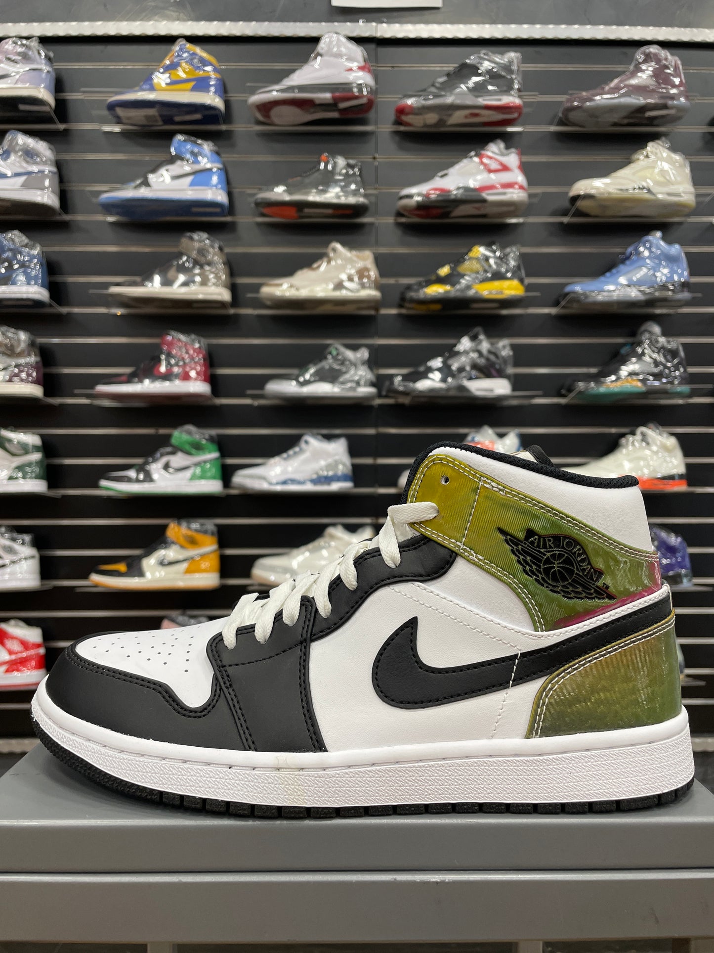 Air Jordan 1 Mid Heat Reactive